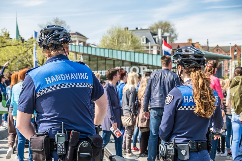 Burgemeester Edam-Volendam over positie boa’s: ‘Iemand in uniform moet kunnen doorpakken’